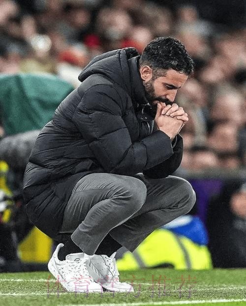 40岁阿莫林蹲地捂脸!执教曼联1周年+输球率近5成 怒批全队:糟糕 40岁阿莫林蹲地捂脸!执教曼联1周年+输球率近5成 怒批全队:糟糕